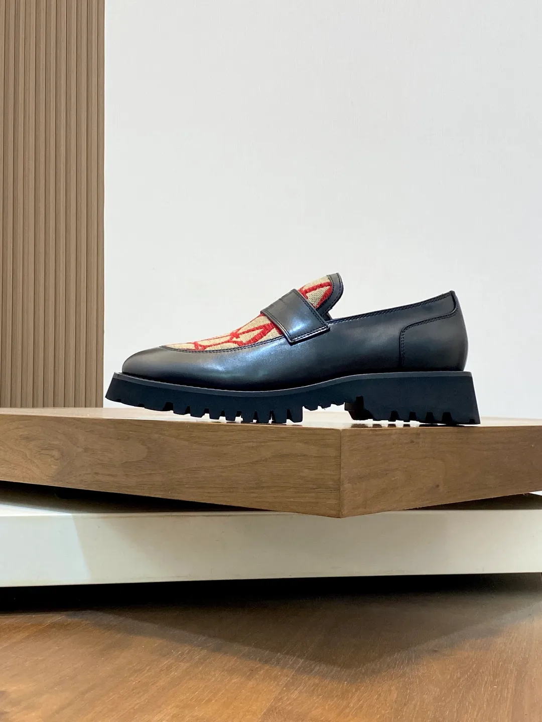 Men's shoes 💰740 VALENTINO Valentino's new men's fashionable casual leather shoes. These leather shoes are made of imported cowhide leather uppers, dyed calfskin lining and calfskin insoles. The upper foot is soft, comfortable and breathable. Comes with complete packaging in the original box! Visible details and quality. Size: 39-44 (customized at 38.45.46)